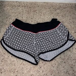 Lululemon Speed Up 2.5” Size 6 Black/White/Pink Shorts.